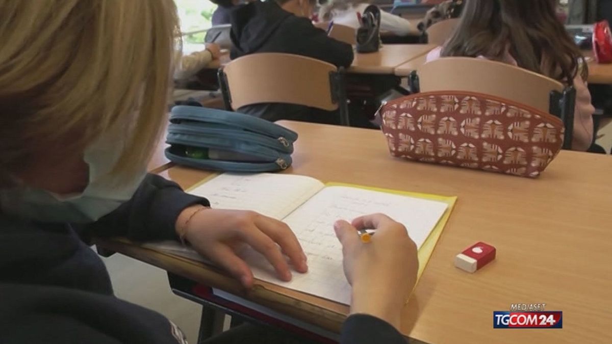 Rientro a scuola, trovato l'accordo sui test gratuiti e classi pollaio
