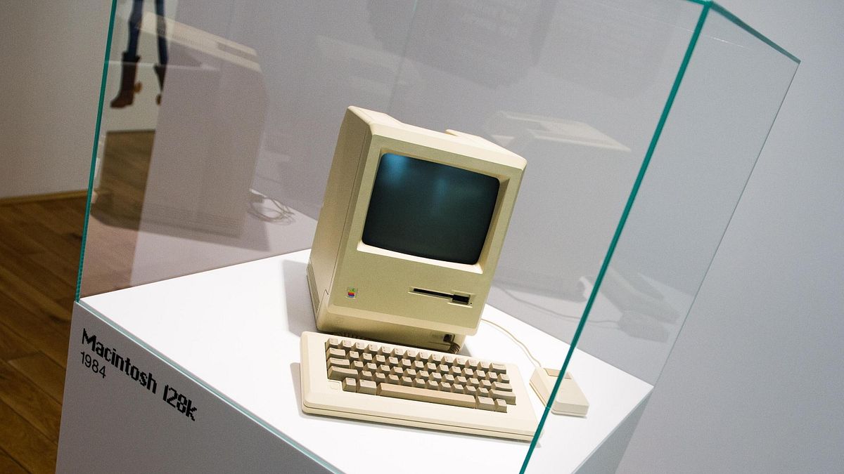 Il primo Macintosh della storia, noto come Macintosh 128K, fu lanciato da Apple il 24 gennaio 1984. Rivoluzionò l'informatica introducendo l'interfaccia grafica