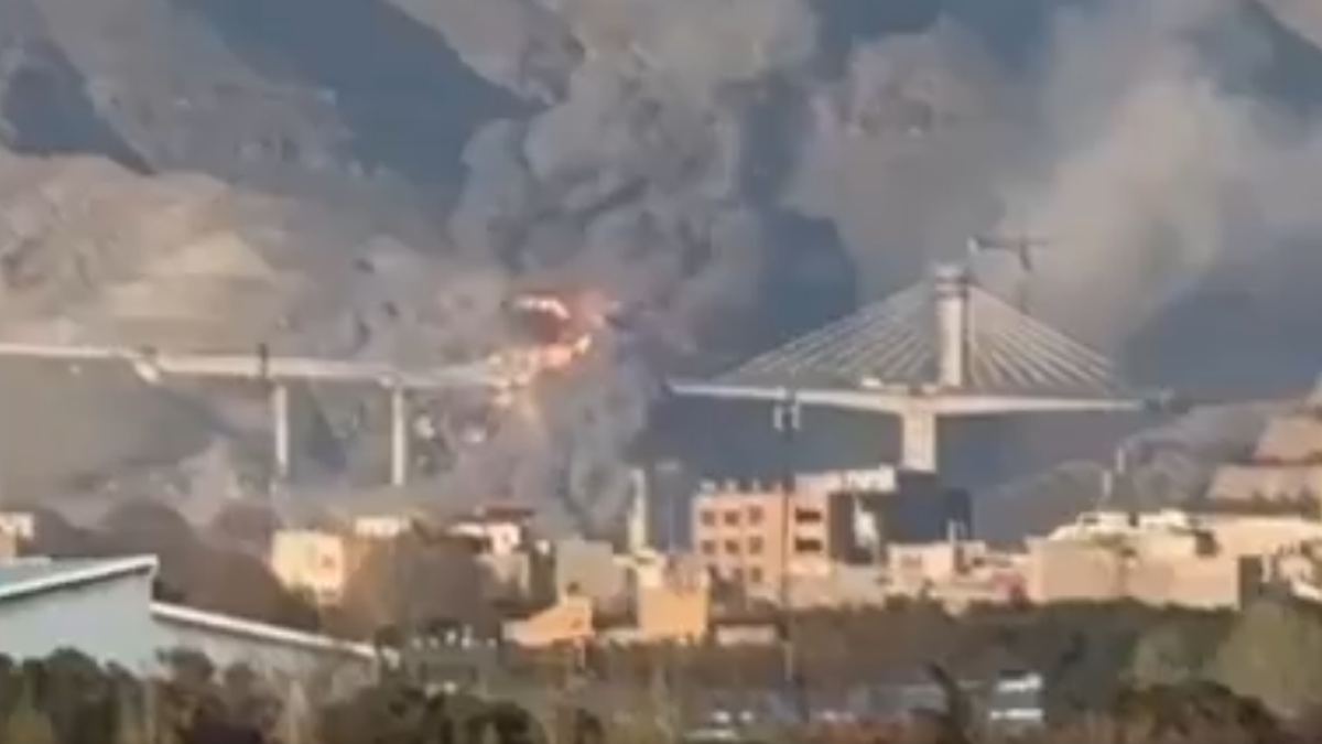 Teheran, raid su ponte dell'autostrada: due morti