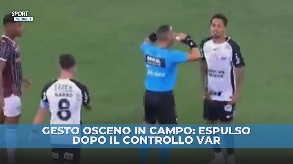 Corinthians, giocatore si tocca gli attributi: rosso dopo controllo VAR