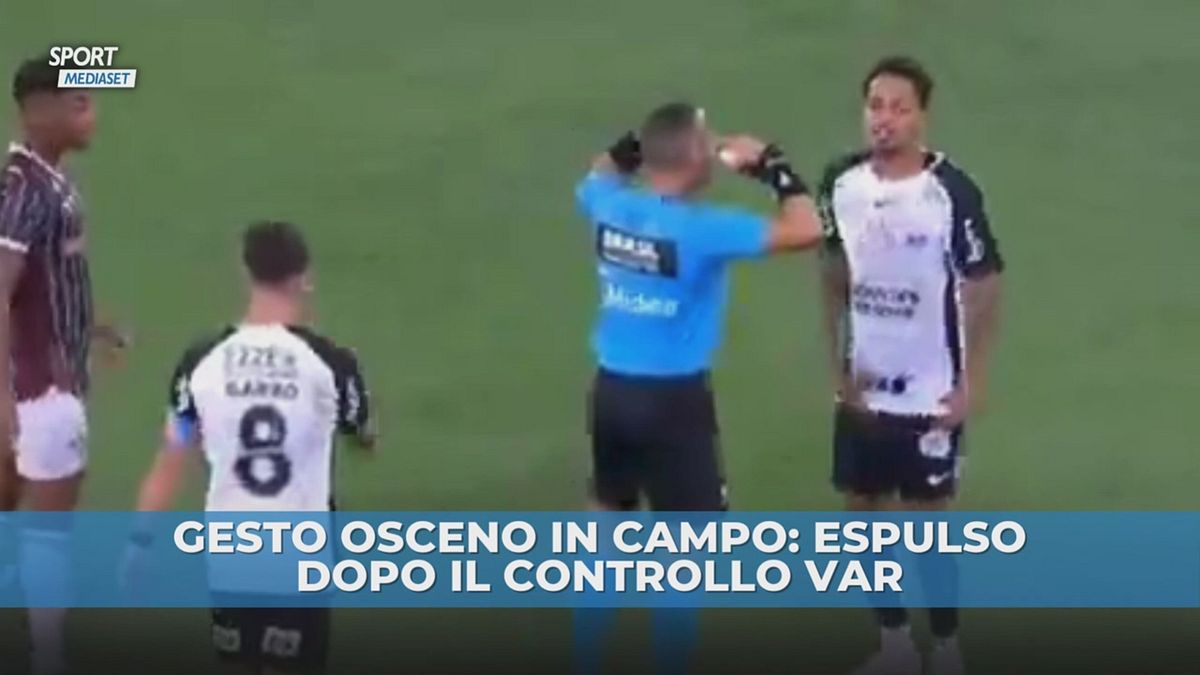 Corinthians, giocatore si tocca gli attributi: rosso dopo controllo VAR