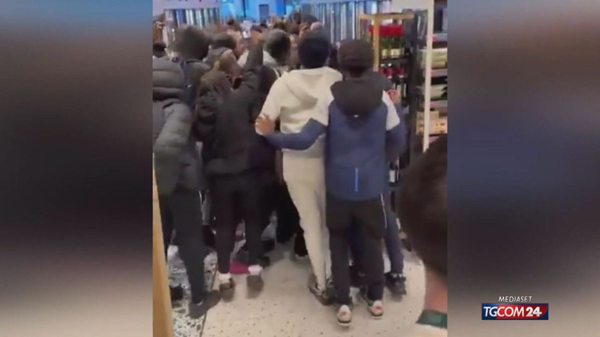 18.00 LONDRA, VIDEO CHOC SU ASSALTI AI NEGOZI SRV