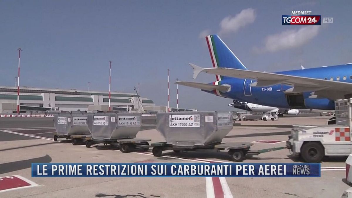 Breaking News delle 21.30 | Le prime restrizioni sui carburanti per aerei