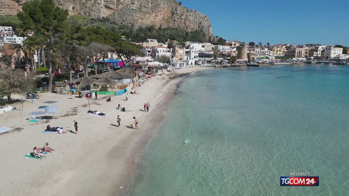 Le spiagge di Mondello si riempiono per la Pasqua
