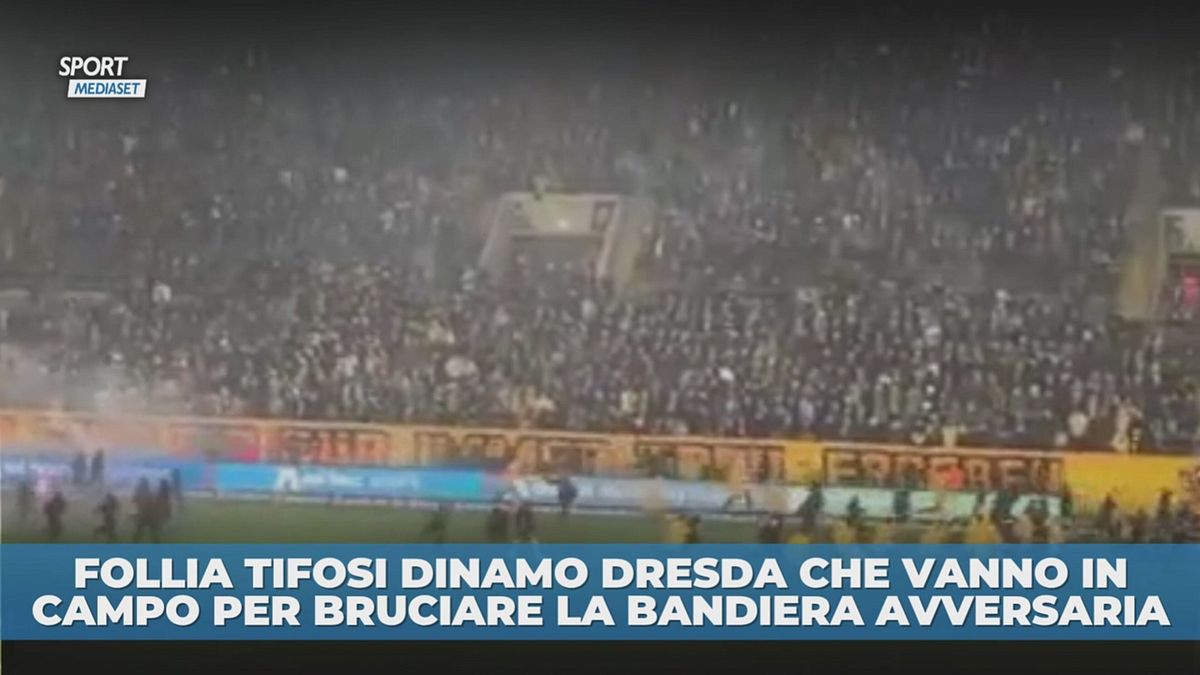 Dresda, tifosi bruciano bandiera in campo