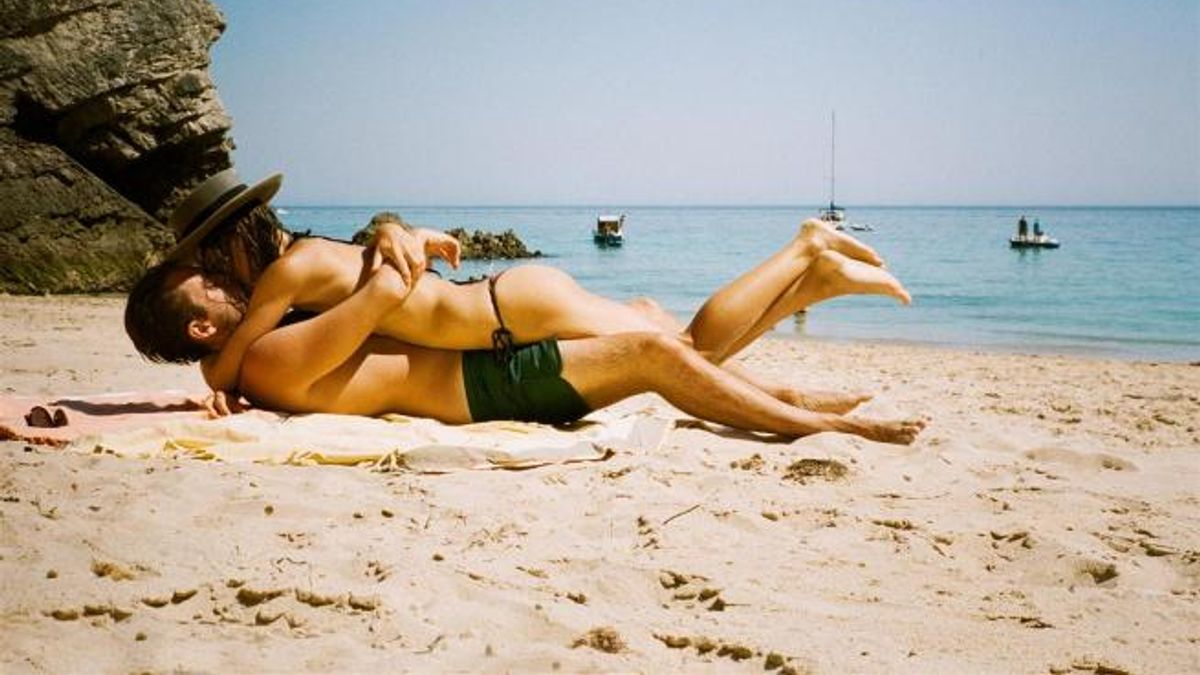 In un luogo pubblico - Per alcuni infine la passione è più infuocata se a rischio intromissioni: quale fantasia è più classica di fare l'amore in aereo o in spiaggia?