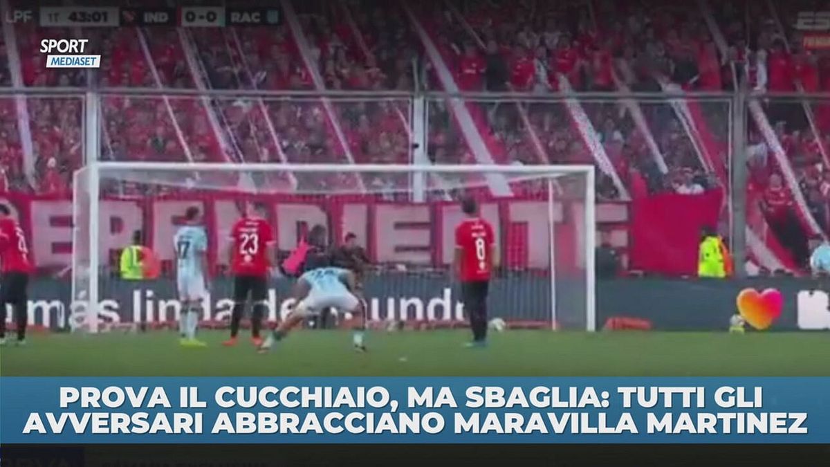 Sbaglia il rigore, gli avversari corrono ad abbracciarlo