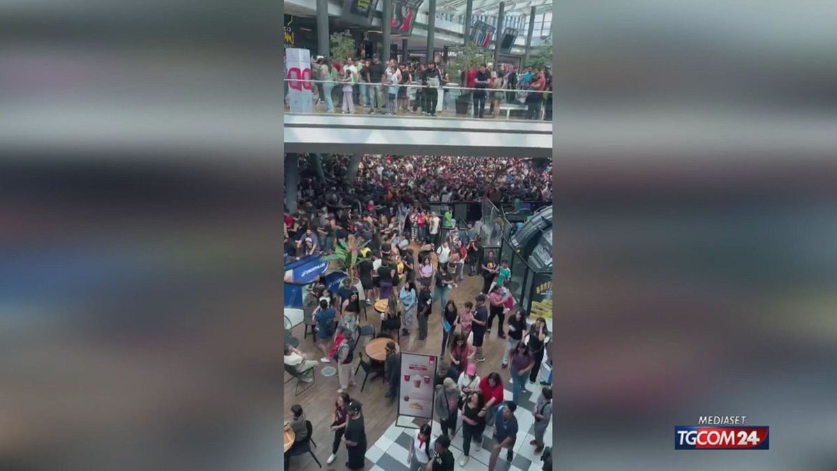 Influencer regalano soldi, in migliaia si radunano al centro commerciale