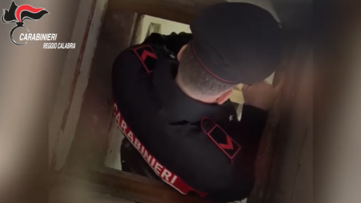 I carabinieri scoprono un bunker sotterraneo in un'abitazione