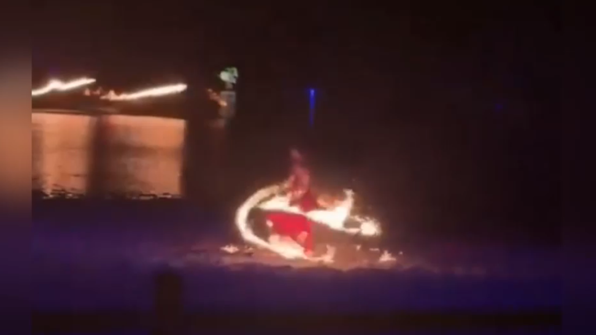 Ballerina prende fuoco durante lo spettacolo: si tuffa nel fiume e si salva