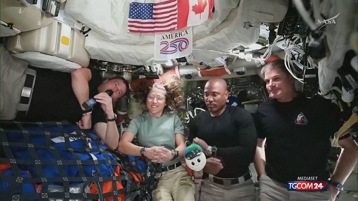 Artemis II, equipaggio dedica cratere lunare alla moglie morta del comandante Wiseman