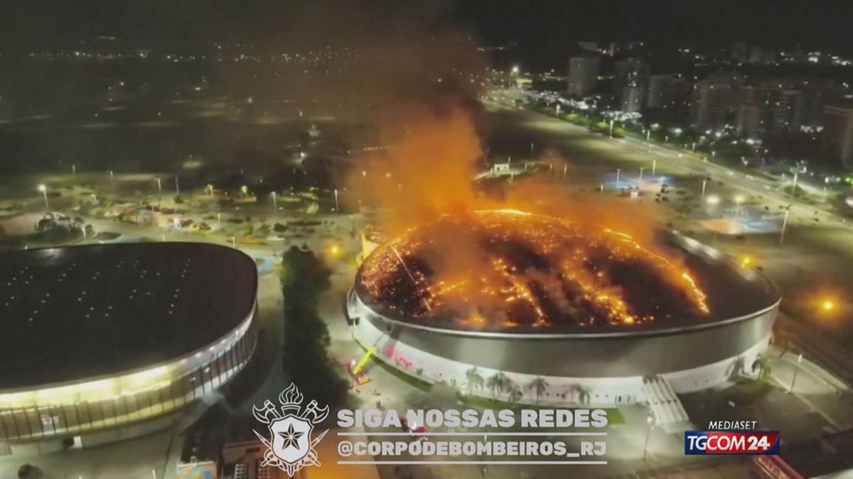 Rio de Janeiro, enorme incendio divora il tetto del Velodromo