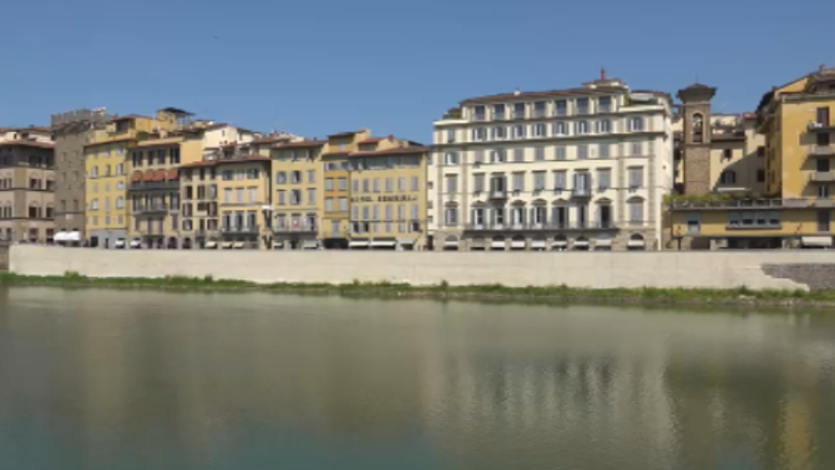 Firenze, polemiche per la "mano" di bianco al posto delle pietre sul Lungarno