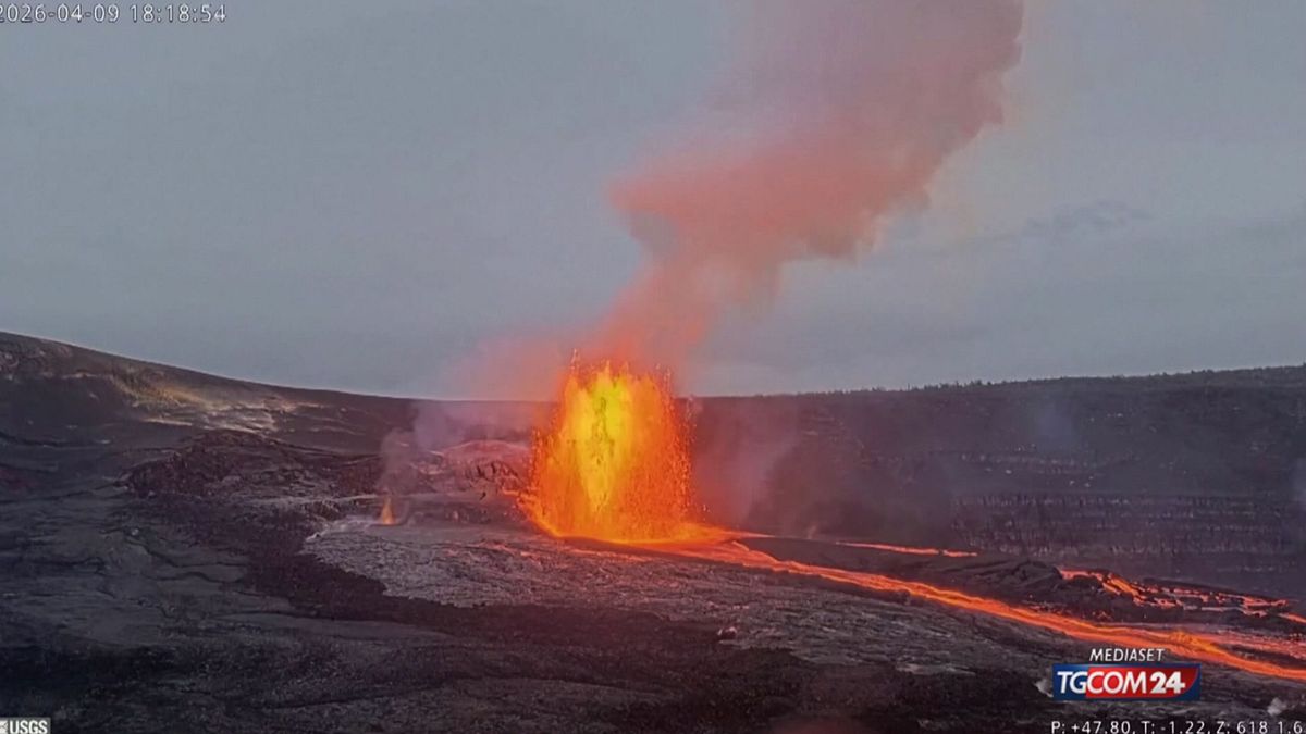 Hawaii, erutta il vulcano Kilauea: fontane di lava alte 190 metri illuminano il cielo