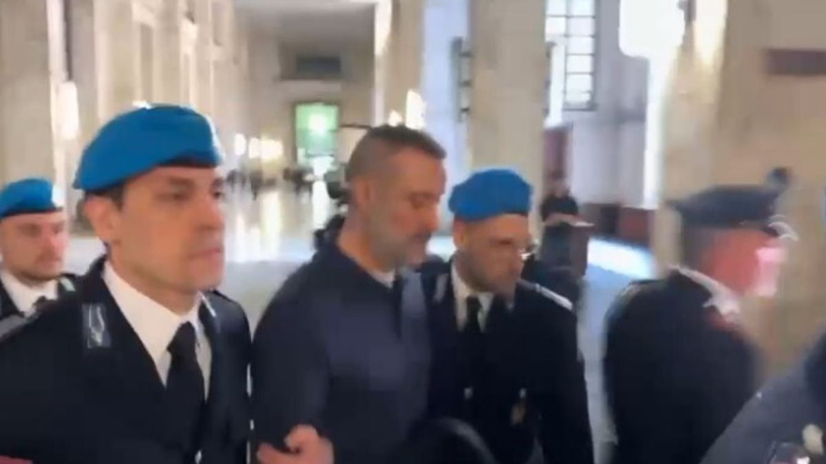 Rogoredo, l'arrivo di Cinturrino in tribunale a Milano
