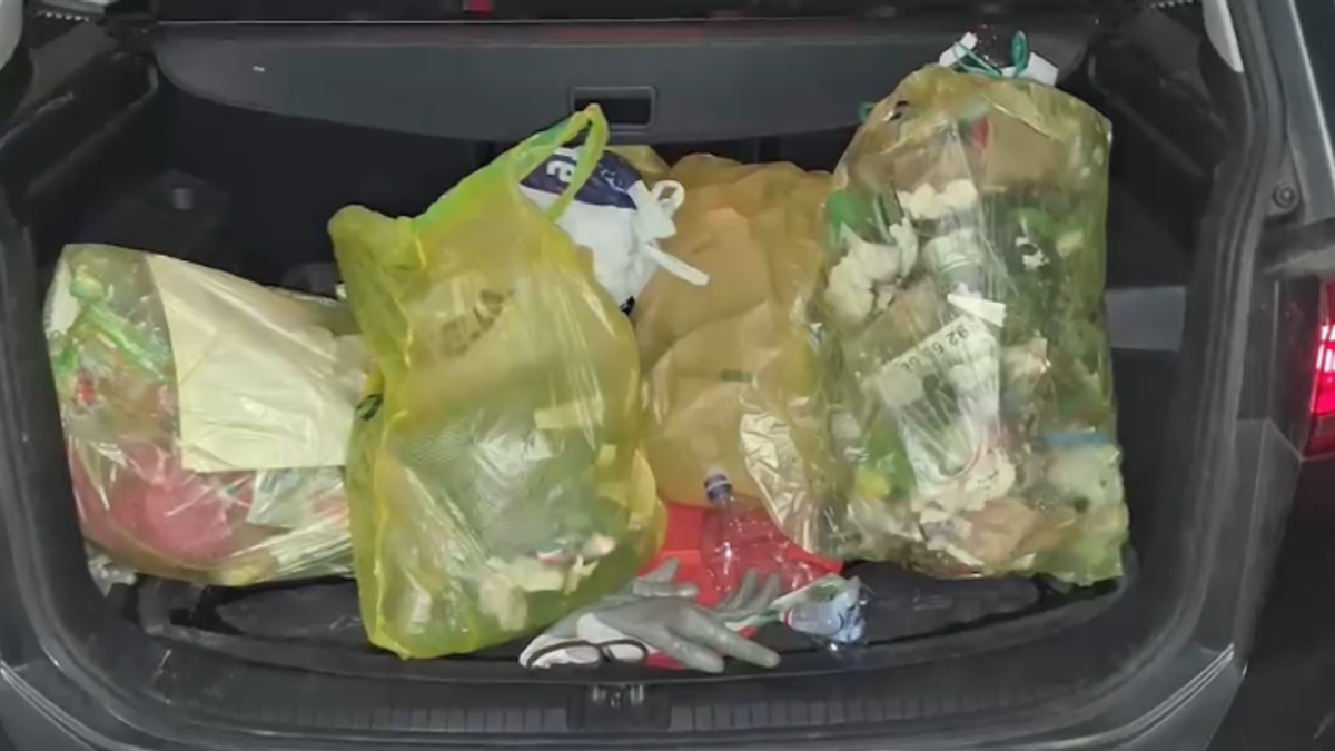 Gli operatori sono malati, il sindaco raccoglie i rifiuti al posto loro: "Mi vergognavo della situazione"