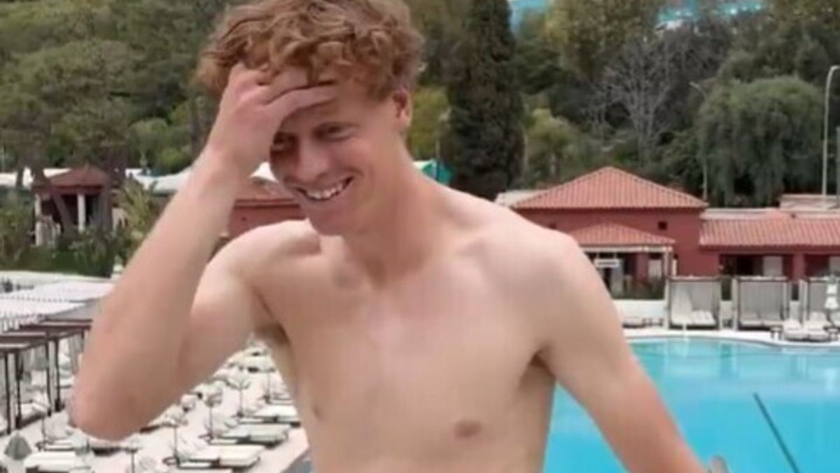 "Hai visto quanto è alto?": Sinner fa festa a Montecarlo con un tuffo in piscina