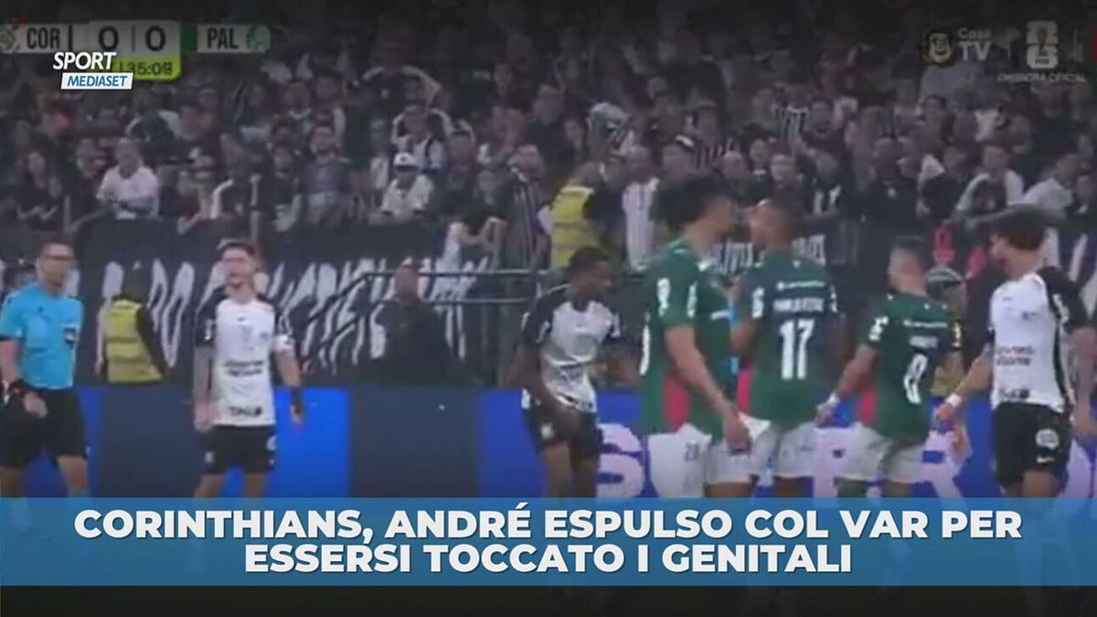 Andrè espulso per… essersi toccato i genitali