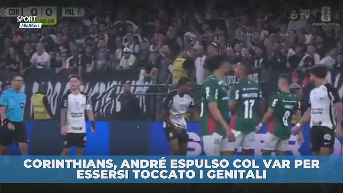 Andrè espulso per… essersi toccato i genitali