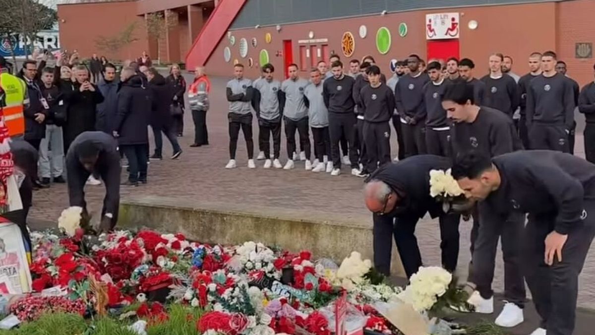 I calciatori del Psg davanti l memoriale per Diogo Jota