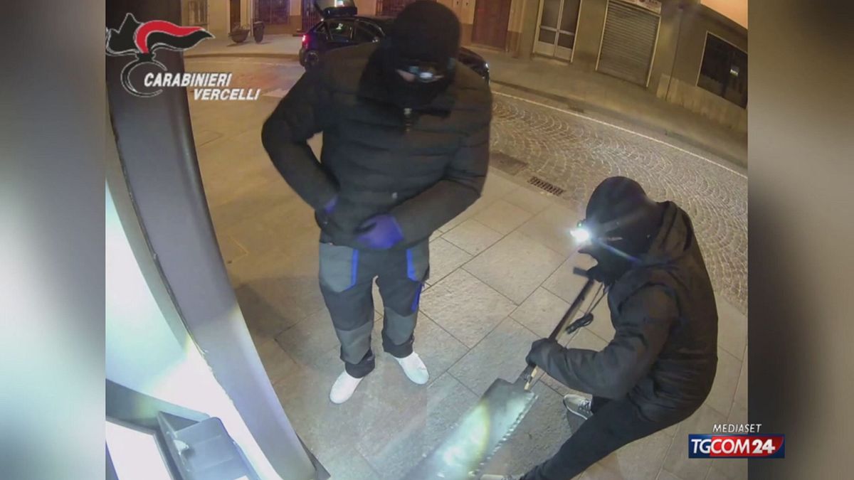 Targhe clonate e dispositivi "jammer": ecco come operava la banda dei bancomat
