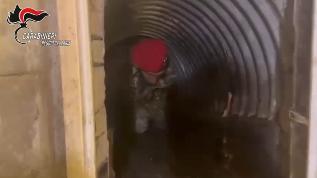 I carabinieri scoprono un bunker sotterraneo con una serra di marijuana