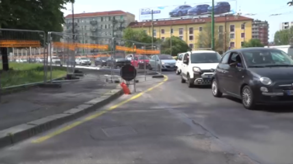 Milano, il cantiere per la ciclabile sul ponte della Ghisolfa paralizza il traffico