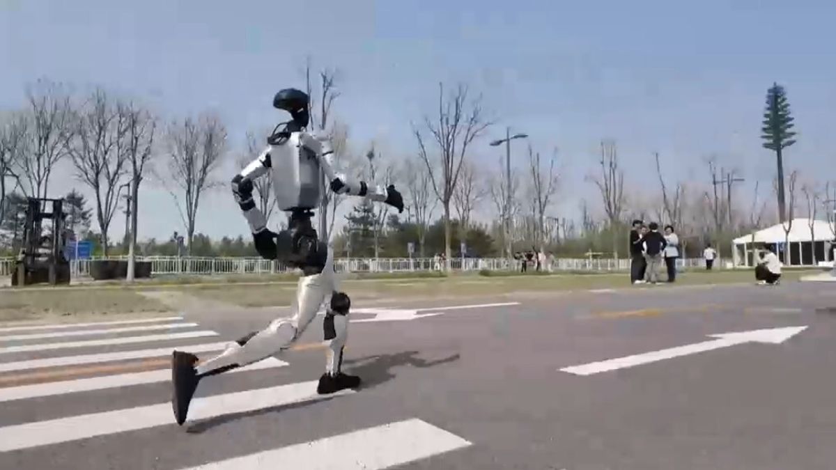 Robot umanoidi si preparano alla mezza maratona di Pechino