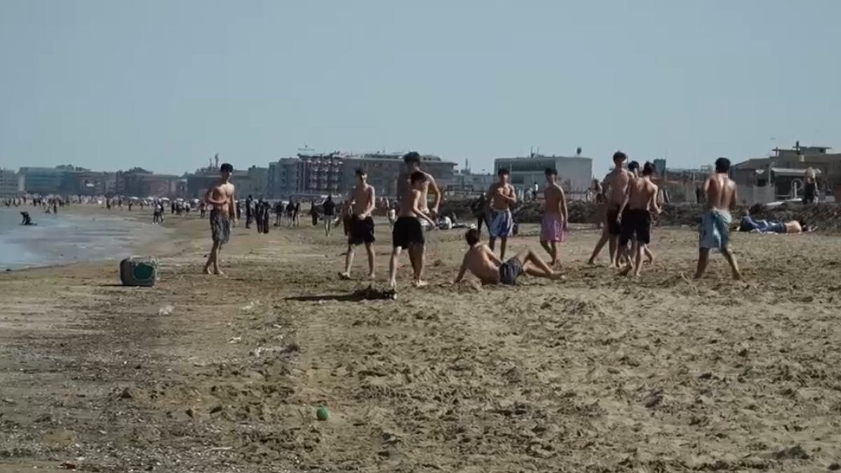 Scorci d'estate, primo weekend in spiaggia per tanti italiani
