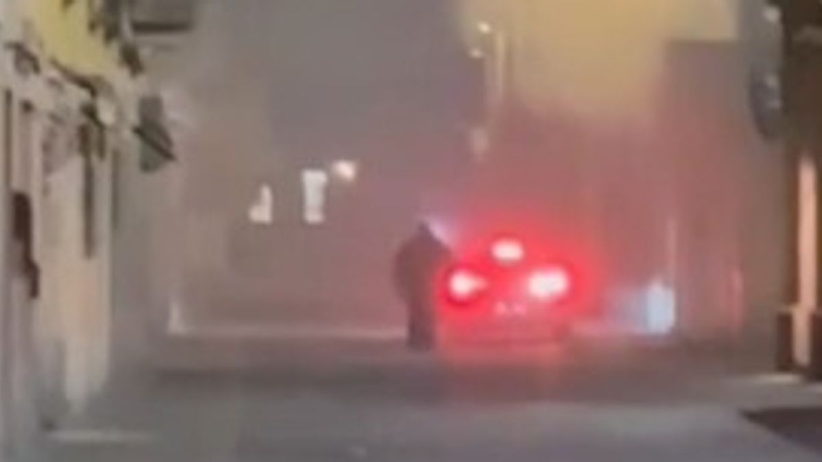 Fanno esplodere un bancomat durante la movida e c'è chi fa il tifo