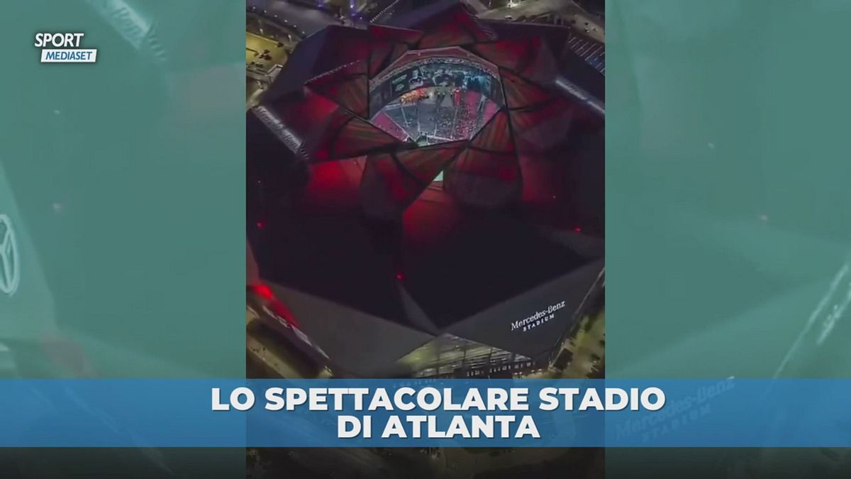 Lo stadio fantastico di Atlanta con il tetto retrattile