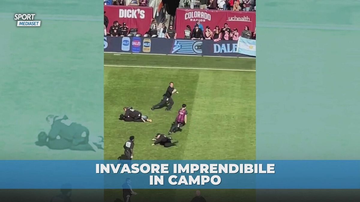 Invasore di campo fa slalom tra la security dopo la sfida di Messi