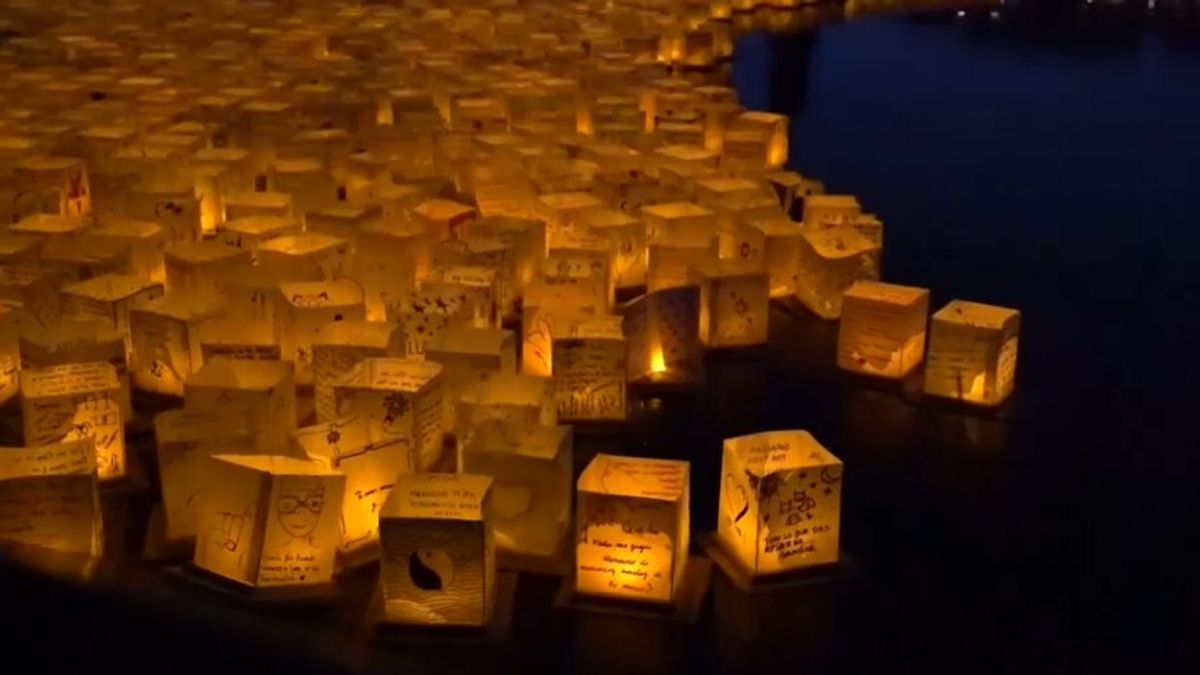 Lanterne di carta illuminano il lago di Città del Messico