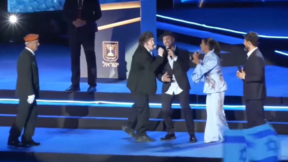 Milei in versione showman canta per Israele