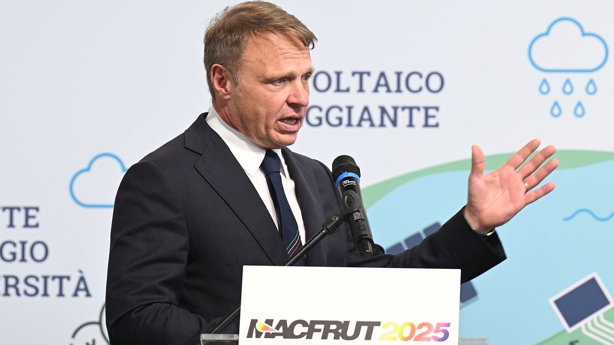    Francesco Lollobrigida, capogruppo FdI alla Camera. Nato il 21 marzo 1972 a Tivoli. Laureato in Giurisprudenza. Militante di lungo corso nelle formazioni di destra/centrodestra, è stato tra i fondatori di FdI.