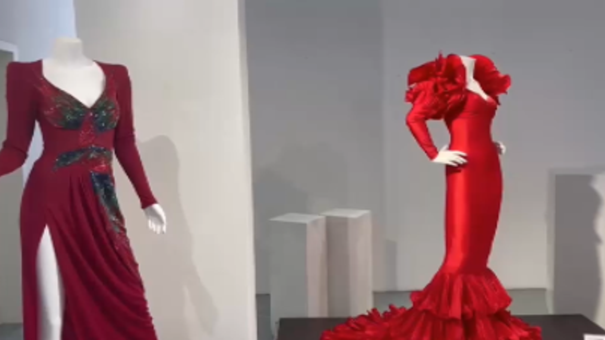 A San Benedetto la mostra con i costumi di Raffaella Carrà