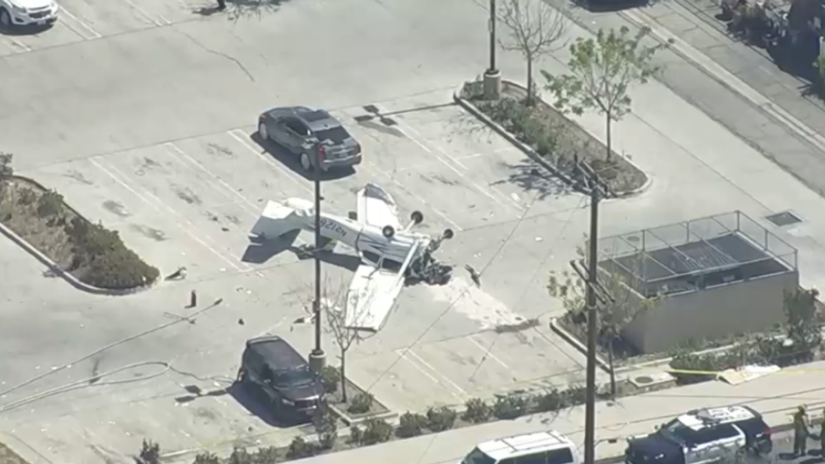 Ultraleggero precipita in California e si schianta in un parcheggio
