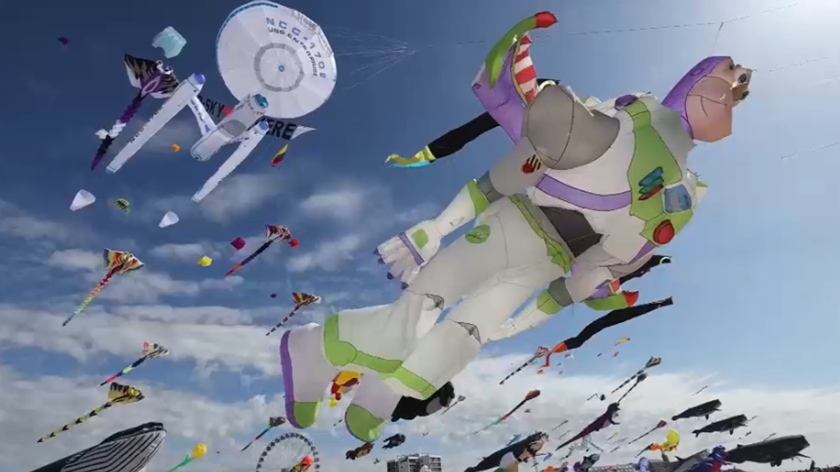 Buzz Lightyear vola con i dinosauri nei cieli della Francia