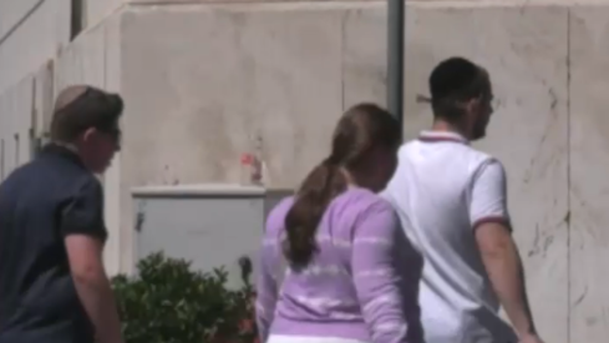 Passeggia con la kippah a Roma, circondato e preso a calci e pugni