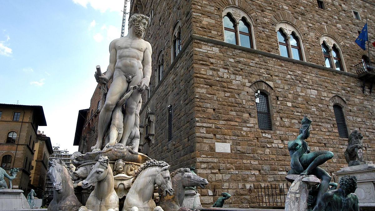 Firenze, si arrampica sulla fontana del Nettuno e la sfregia