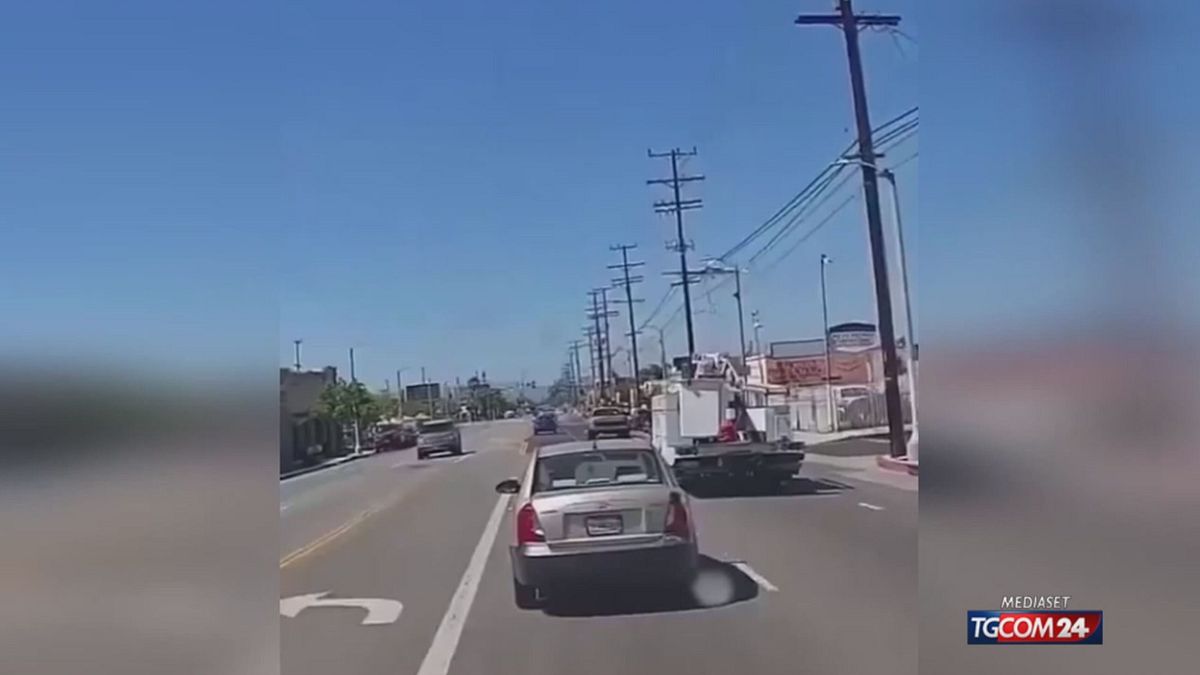 Aeroplano tocca i cavi elettrici e prende fuoco: atterraggio tra le auto