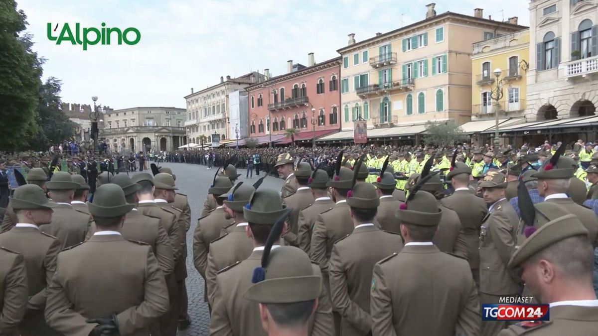 È polemica sulla consegna del cappello da alpino ai volontari dei Giochi Olimpici