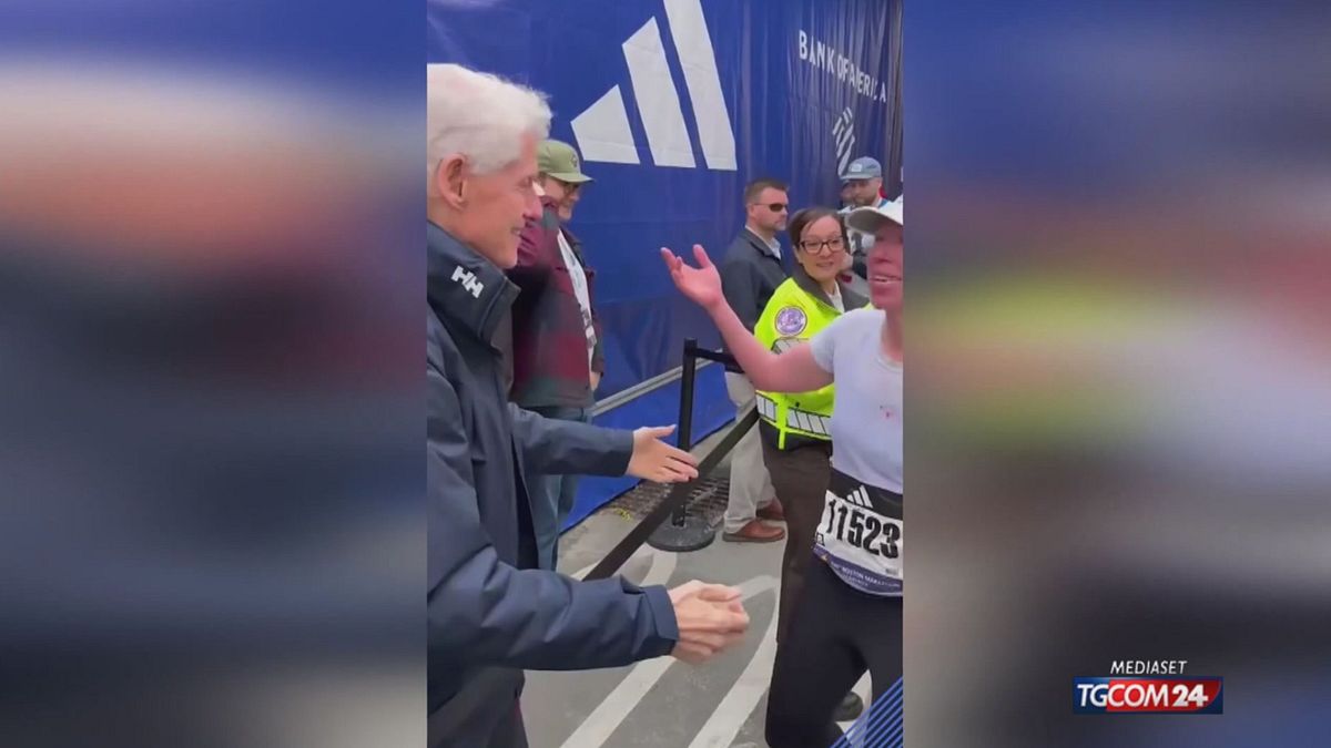 Maratona di Boston, Chelsea Clinton taglia il traguardo e abbraccia papà Bill e mamma Hillary