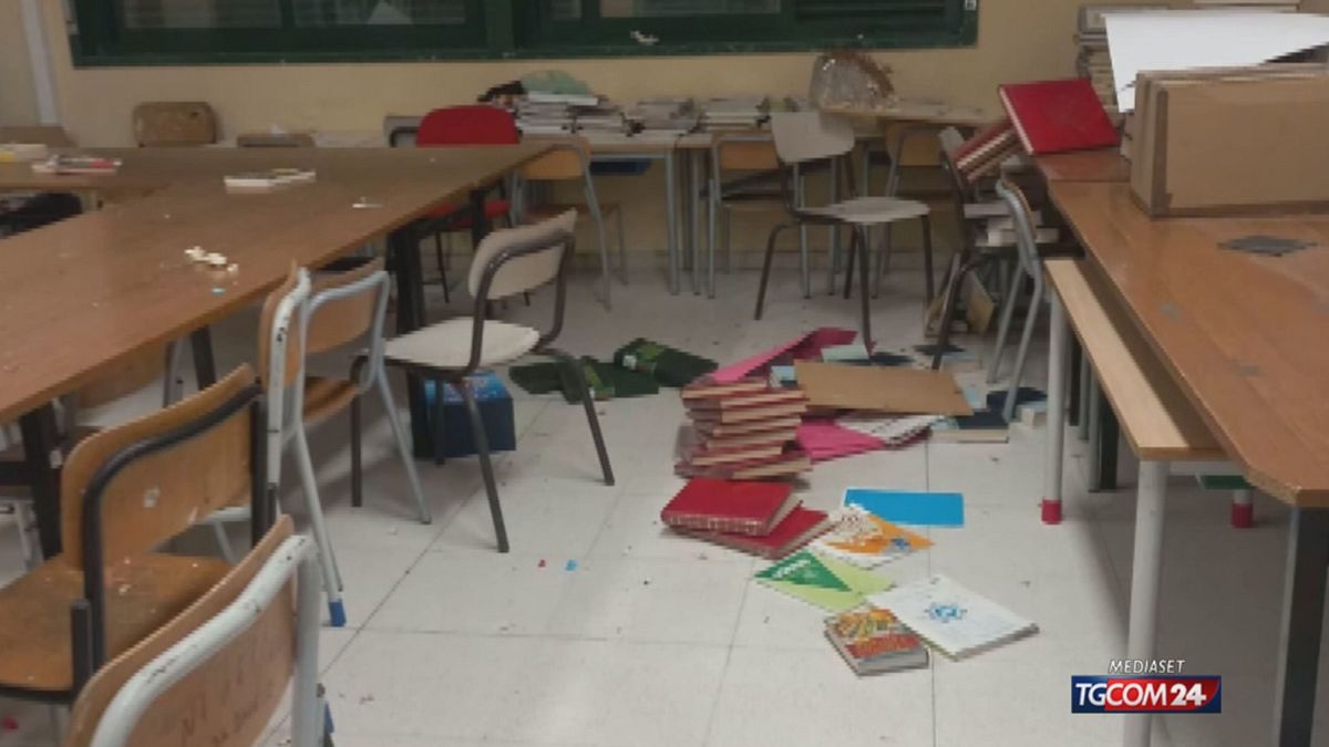 Scuola devastata a Siracusa, la preside: "Dormirò a scuola finché non riterrò la situazione tranquilla"