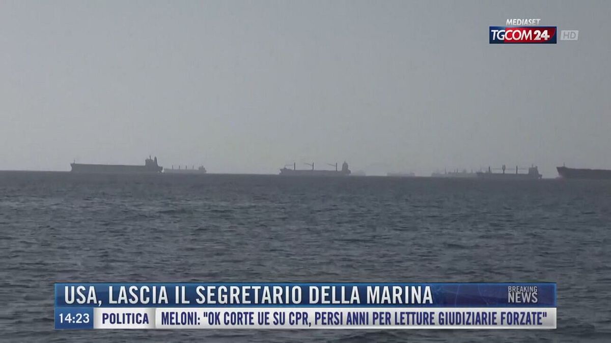 Breaking News delle 14.00 | Usa, lascia il segretario della Marina