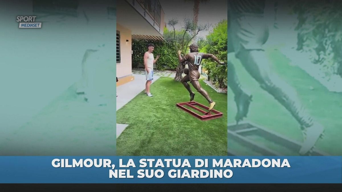 Gilmour, ma cosa fai? Statua di Maradona in giardino