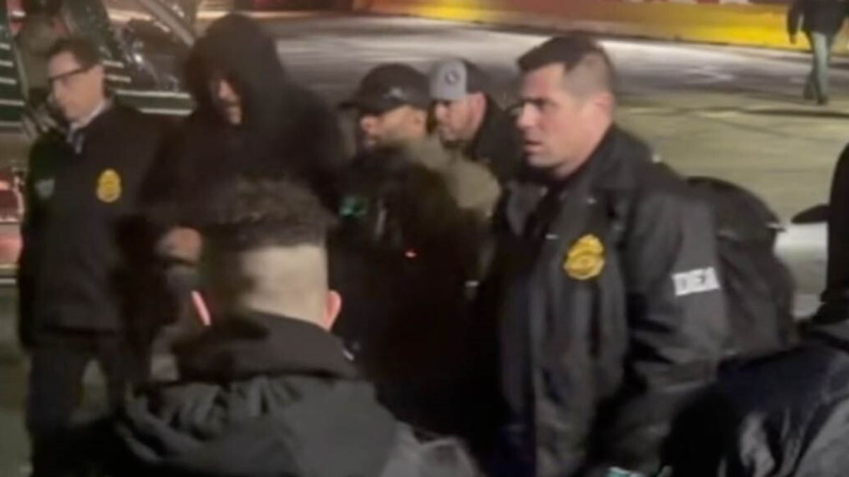 L'arrivo di Maduro (con il cappuccio in testa) a New York dopo l'estradizione