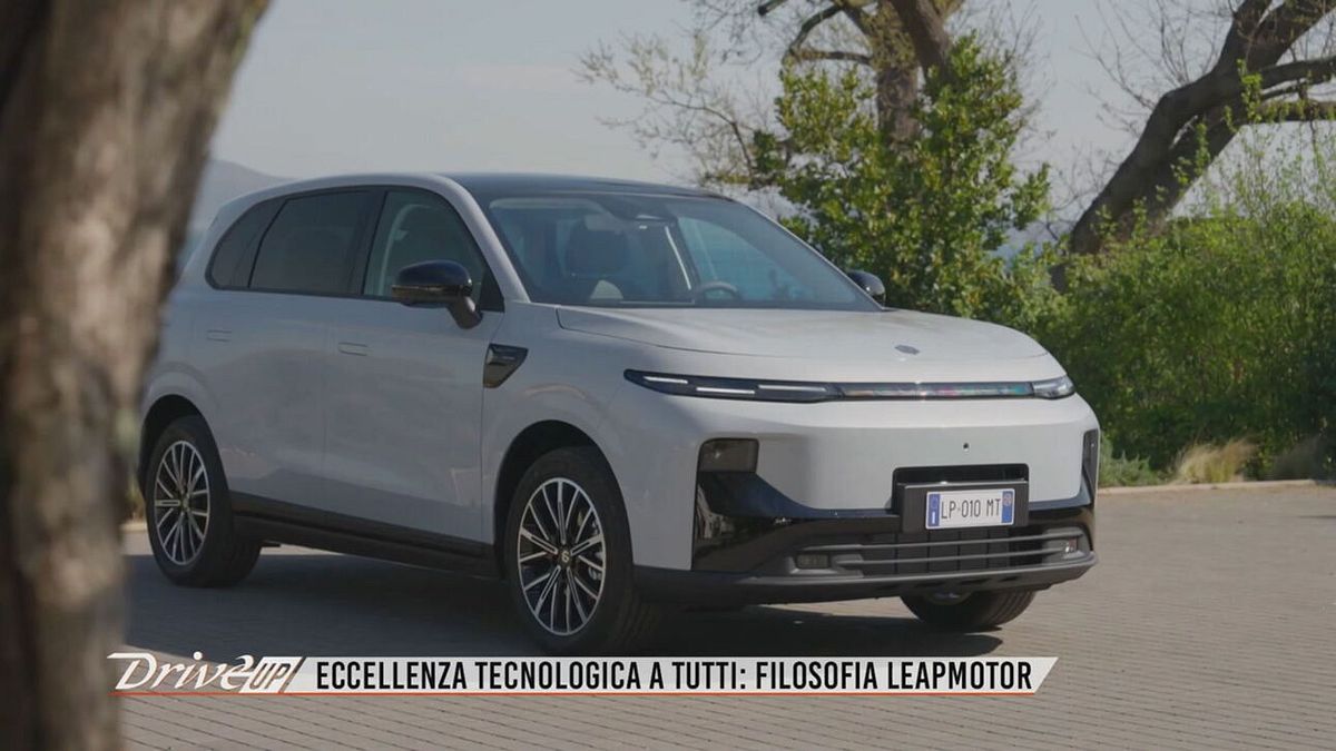 Leapmotor B10 REEV hybrid: essenziale, spaziosa ed elegante