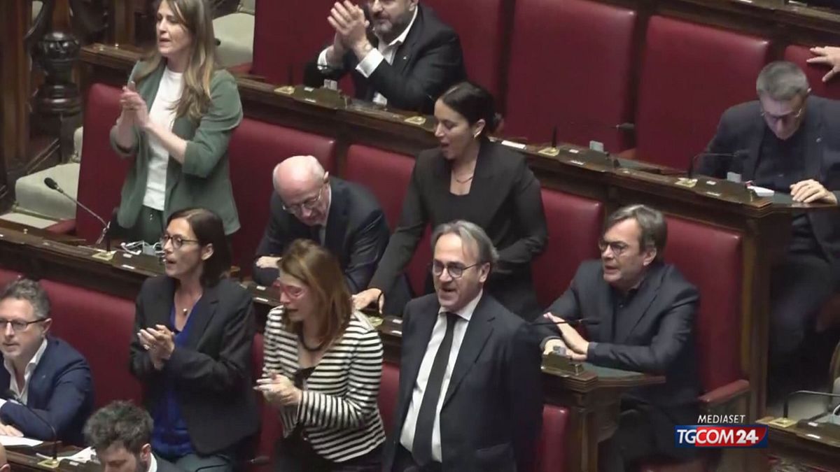 Decreto sicurezza, le opposizioni cantano "Bella ciao" alla Camera