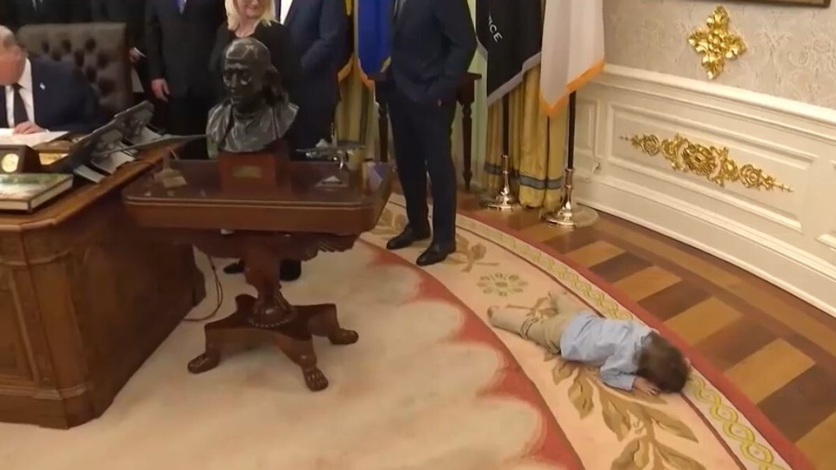 Bimbo di due anni gioca sul tappeto dello Studio Ovale